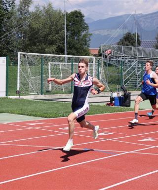 Lo sprint vincente di Lorenzo Ianes nella foto di Giuseppe Facchini