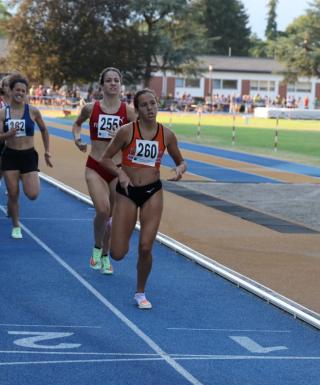 Lo sprint vincente di Samira Manai nella foto di Giuseppe Facchini