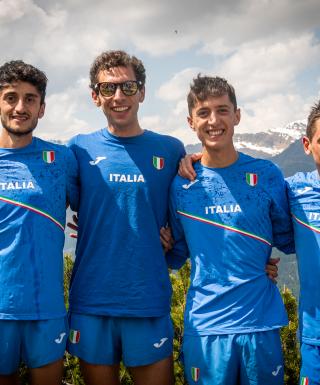 Cesare Maestri secondo da sinistra nel team azzurro, foto di Marco Guberti