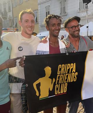 Yeman Crippa con Muktar Edris ed i rappresentanti del Crippa Friends Club