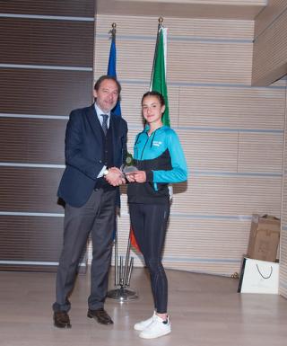 Il presidente Stefano Mei premia Elena Ribigini (foto Candellori)