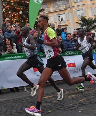 Yeman Crippa in azione a Bolzano (foto Mosna/organizzatori)
