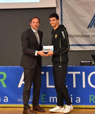 Andrea Dallavalle premiato dal presidente FIDAL Stefano Mei (foto Marastoni/Fidal Emilia Romagna)