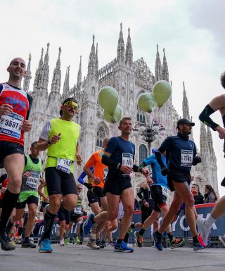 Il passaggio della Milano Marathon in Duomo nel 2022 (foto LaPresse/organizzatori)