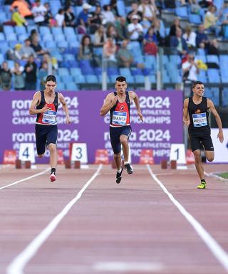 Un momento della gara FISDIR sui 100 metri nella scorsa edizione (foto Grana/FIDAL)
