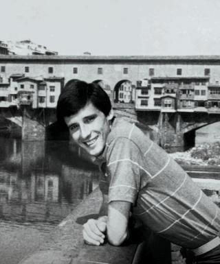 Sebastian Coe a Ponte Vecchio nel 1981, dopo il record mondiale dei 1500 a Firenze (archivio FIDAL)