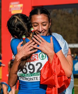 Nadia Battocletti e l'abbraccio con Aurora Bado a Piemonte 2022 (foto Grana/FIDAL)