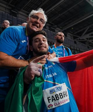Leonardo Fabbri e l'abbraccio con coach Paolo Dal Soglio (foto Grana/FIDAL)