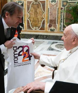Il presidente FIDAL Stefano Mei dona la maglia di Roma 2024 a Papa Francesco (foto Vatican Media)