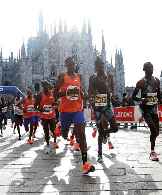 Milano Marathon in piazza Duomo (foto La Presse)