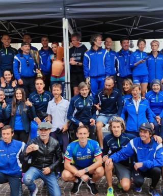 Le squadre dell’Atletica Paratico con il campione azzurro Francesco Panetta (clicca per ingrandire)