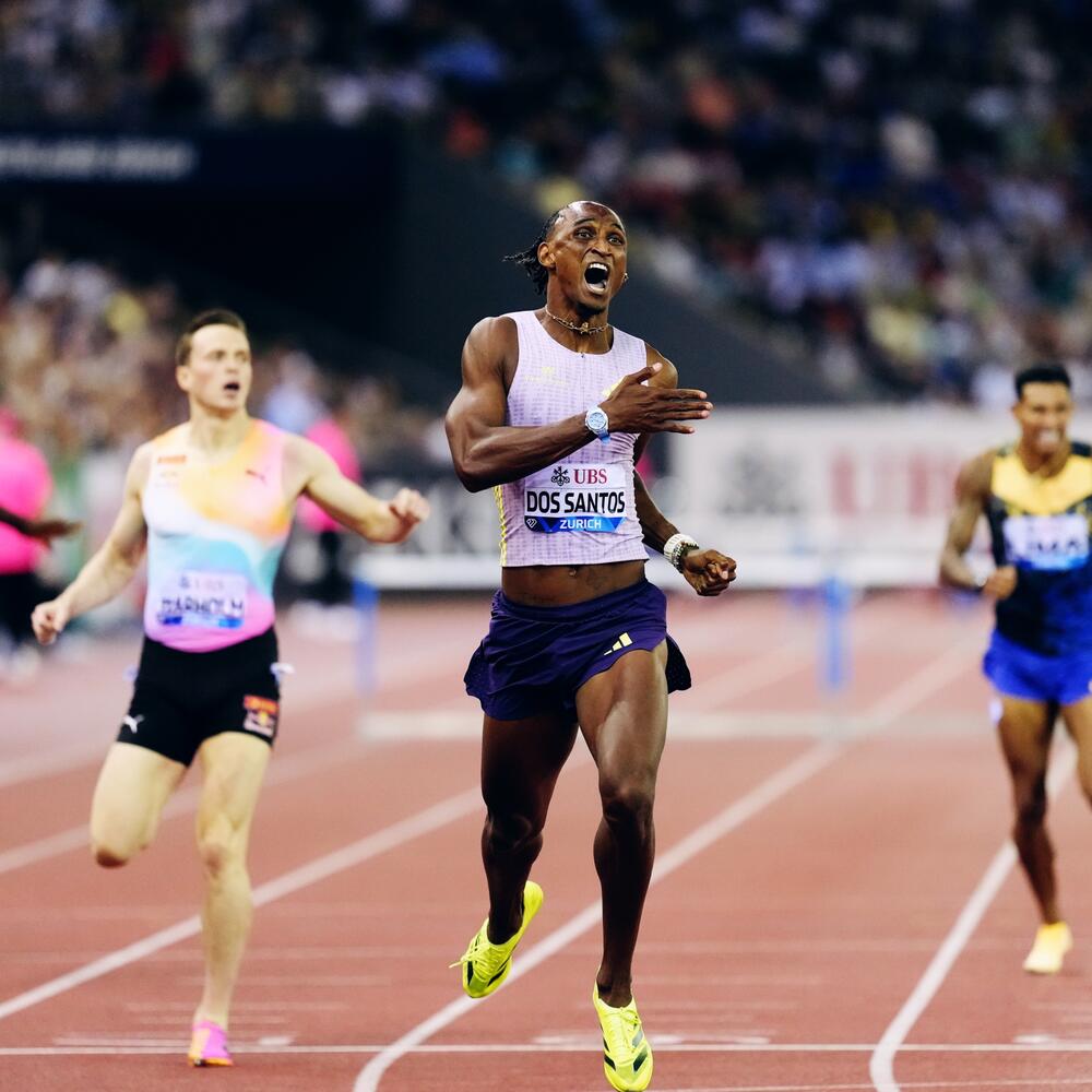 Atleti in azione durante una gara di atletica a Zurigo, con record mondiali e prestazioni eccezionali