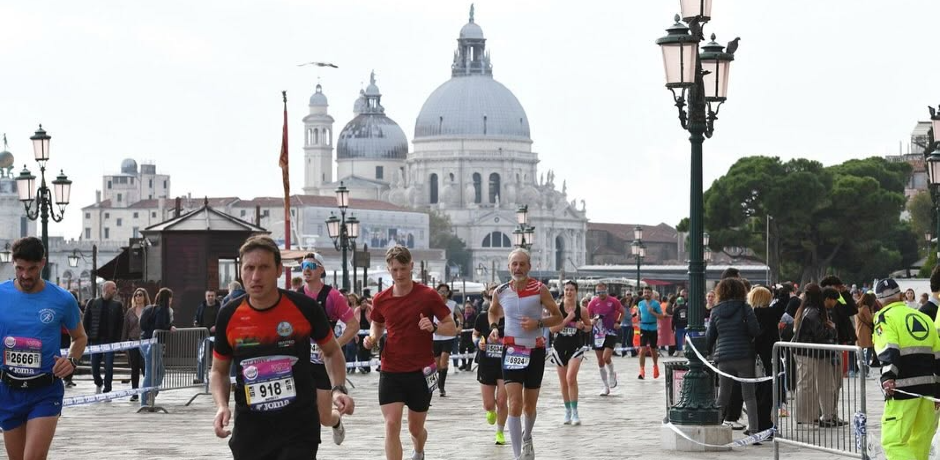 40 anni di Venicemarathon, show in laguna